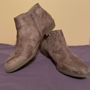 Dominique Nicole Excellent Used Condition Ankle Booties